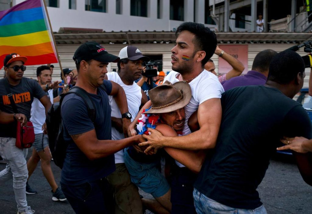 manifestanti lgbt cuba